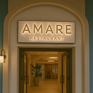 O salão de jantar do restaurante Amare no Walt Disney World Swan Reserve com vinho em destaque 