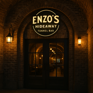 Um restaurante com mesas e booths postos para a refeição