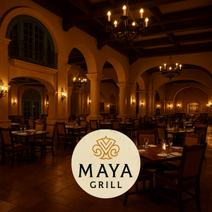 O salão de jantar de um restaurante com pé-direito alto, plantas e decoração mexicana contemporânea