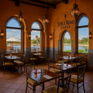 Um prato de homus frito com cobertura de coentro e legumes picados, servido com molho de acompanhamento