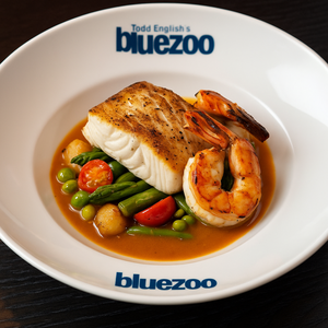 Um restaurante moderno com mesas postas de modo formal, booths, colunas decorativas e lustres abstratos que remetem a bolhas embaixo d’água