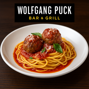 Uma tigela de macarrão e conchas de mariscos perto de uma taça de vinho branco	